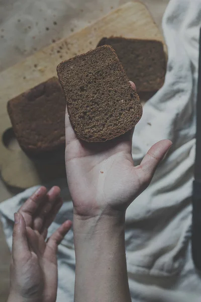 Konsep makanan. Tangan memotong roti. Mengiris roti. Tampilan atas . — Stok Foto