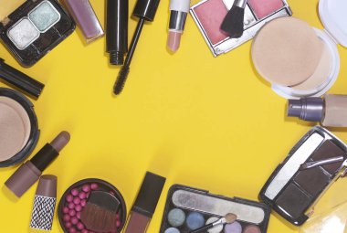 Kadın kozmetik ürünleri ve aksesuarlar kağıt üzerinde. Güzellik ürünleri. Düz görüş. Boşluğu kopyala