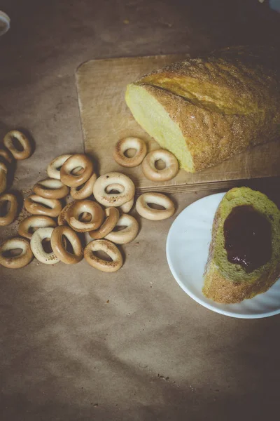 Koncepce jídla. Různé typy chlebů. Pohled shora. Volné místo pro text — Stock fotografie
