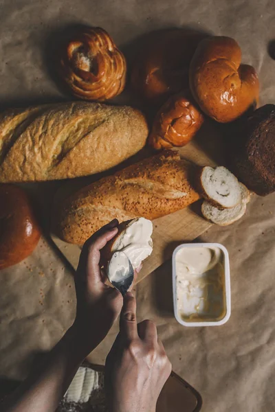 Konsep makanan. Jenis roti yang berbeda. Pemandangan bagus. Ruang kosong untuk teks — Stok Foto