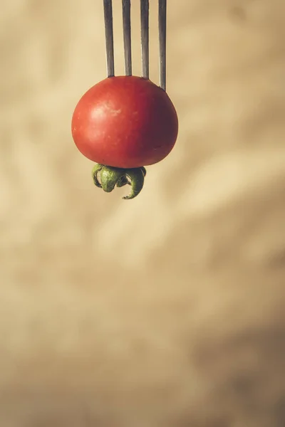 Tomat ceri kecil pada garpu — Stok Foto