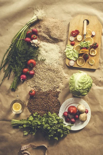 Fondo alimenticio ecológico con tabla de cortar y rodajas de limón — Foto de Stock