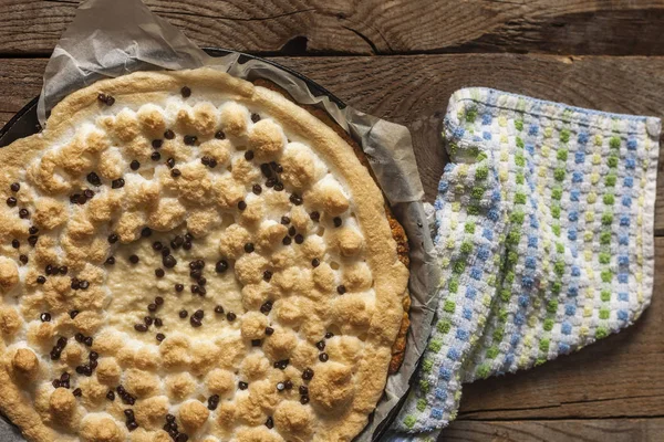 Ahşap bir arka plan üzerinde taze pişmiş cheesecake. Doğrudan yukarıdan görüntüle — Stok fotoğraf