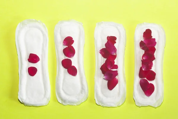 Productos de higiene femenina sobre fondo amarillo. Concepto de días críticos, ciclo menstrual, días de período, PMS — Foto de Stock