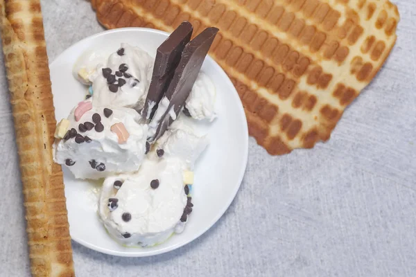 아이스크림과 맛있는 와플. 여름 음식 개념입니다. 맛있는 아이스크림의 탑 뷰 — 스톡 사진