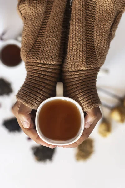Czas zimowy. Kobiety picie gorącej herbaty podczas zimnych zimowych wakacji. Kobieta z filiżanką herbaty — Zdjęcie stockowe