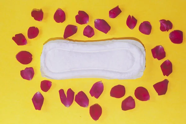 Kvinnors hygienprodukter på gul bakgrund. Begreppet kritiska dagar, menstruationscykeln, period dagar, PMS — Stockfoto