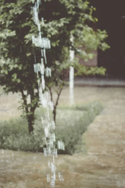 Llueve fuerte. Gotas de lluvia al aire libre. Lluvia primaveral Temporada de lluvias otoñales . — Foto de Stock