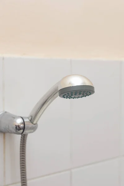 Douche dans le bain. Pommeau de douche suspendu dans la salle de bain de style ancien avec des murs de tuiles — Photo