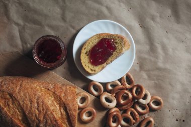 Gıda konsepti. Farklı tip ekmekler. Üst te. Metin için boş alan