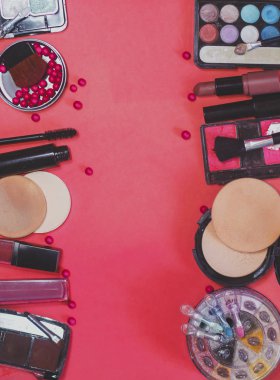 Kadın kozmetik ürünleri ve aksesuarlar kağıt üzerinde. Güzellik ürünleri. Düz görüş. Boşluğu kopyala