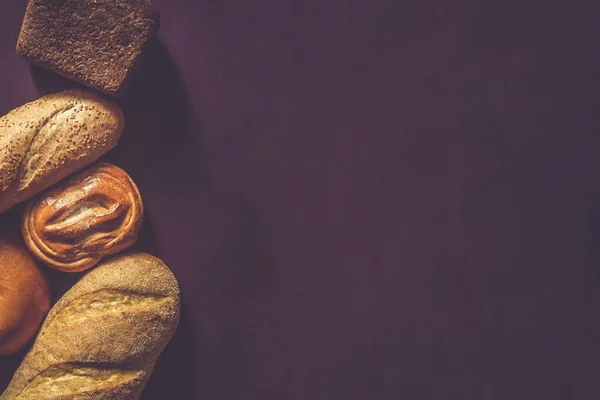 Conceito de comida. Pães de tipo diferente. Vista superior. Espaço livre para texto — Fotografia de Stock