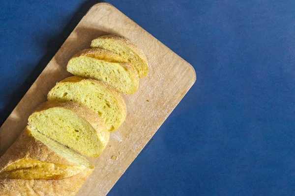 Konsep makanan. Roti diiris. Pemandangan bagus. Ruang kosong untuk teks — Stok Foto