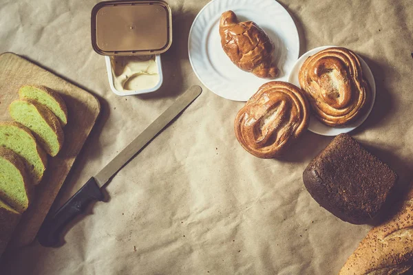 Konsep makanan. Jenis roti yang berbeda. Pemandangan bagus. Ruang kosong untuk teks — Foto Stok Gratis