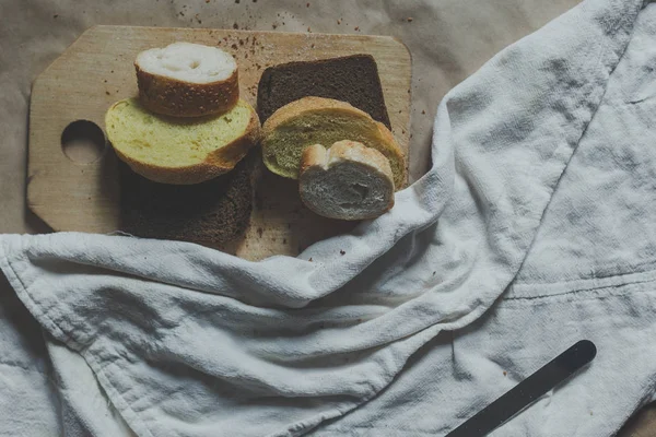 Gıda konsepti. El kesme ekmeği. Ekmek dilimli. Üstte görüntü. — Stok fotoğraf