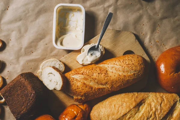 Conceito de comida. Pães de tipo diferente. Vista superior. Espaço livre para texto — Fotos gratuitas