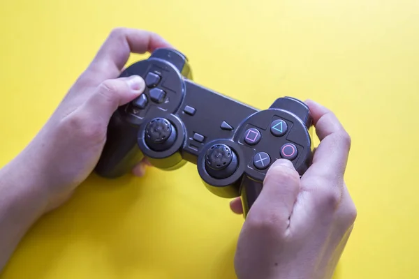 Gamer in possesso di controller di gioco per videogiochi su giallo — Foto Stock