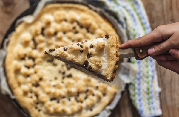 Mujer de la casa cortando pastel de queso recién horneado. Corte a mano pastel recién horneado con queso cottage . — Foto de Stock