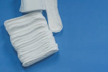 Adet kavramı. Kadınlar için adet pedleri.