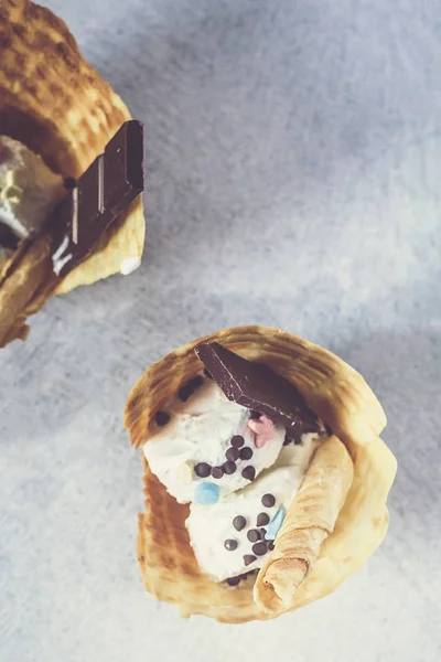 Heerlijke wafel met ijs. Zomer voedsel concept. Top uitzicht van Yummy ijs — Stockfoto