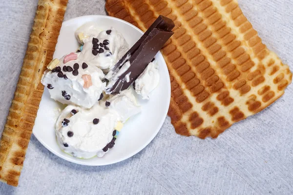 Delicioso waffle con helado. Concepto de comida de verano. Vista superior de delicioso helado — Foto de Stock