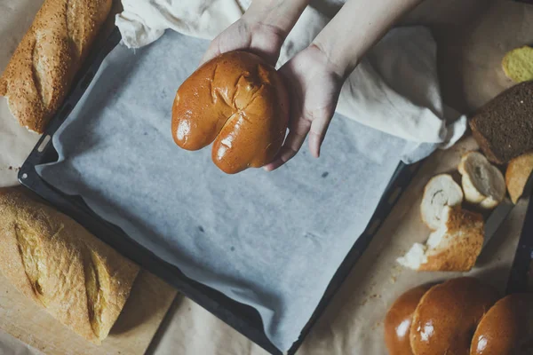 Konsep makanan. Jenis roti yang berbeda. Pemandangan bagus. Ruang kosong untuk teks — Stok Foto