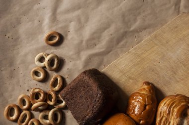 Gıda konsepti. Farklı tip ekmekler. Üst te. Metin için boş alan