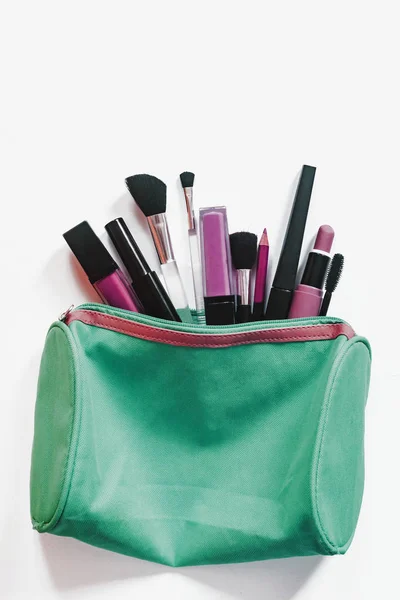 Borsa per trucco da donna con prodotti di bellezza. Cosmetici e pennelli su sfondo bianco, Vista dall'alto. Concetto bellezza — Foto Stock