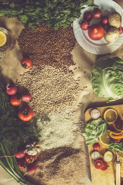 Kesme tahtası ve limon dilimleri ile organik gıda arka plan — Stok fotoğraf