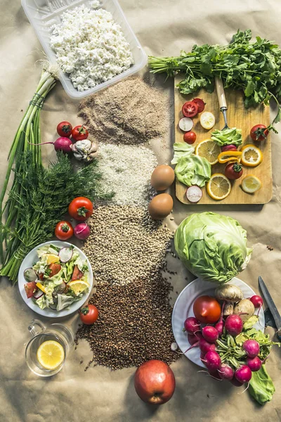 Latar belakang makanan organik dengan potongan papan dan irisan lemon — Stok Foto