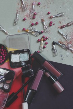 Kadın kozmetik ürünleri ve aksesuarlar kağıt üzerinde. Güzellik ürünleri. Düz görüş. Boşluğu kopyala