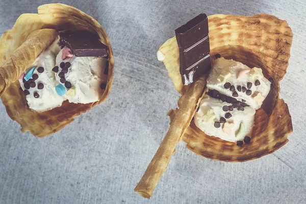 아이스크림과 맛있는 와플. 여름 음식 개념입니다. 맛있는 아이스크림의 탑 뷰 — 스톡 사진