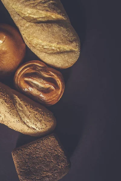 Food concept. Verschillende soorten brood. Bovenaanzicht. Vrije ruimte voor tekst — Gratis stockfoto