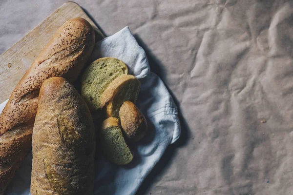 Konsep makanan. Jenis roti yang berbeda. Pemandangan bagus. Ruang kosong untuk teks — Stok Foto