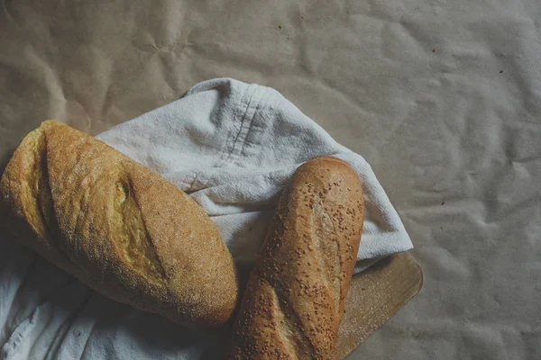 Konsep makanan. Jenis roti yang berbeda. Pemandangan bagus. Ruang kosong untuk teks — Stok Foto