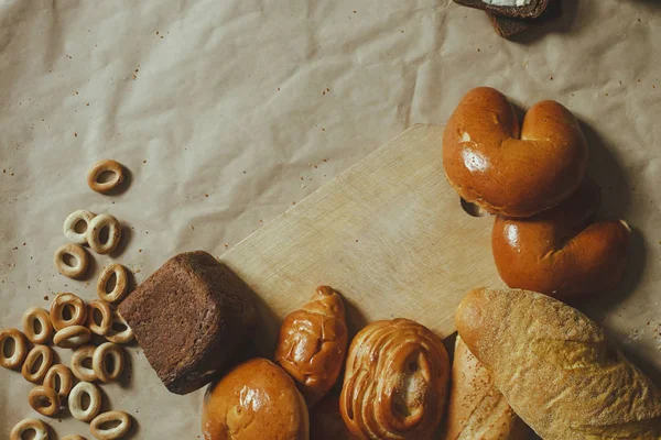 Konsep makanan. Jenis roti yang berbeda. Pemandangan bagus. Ruang kosong untuk teks — Stok Foto