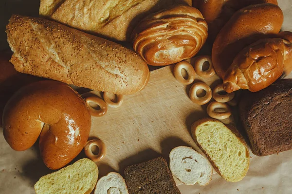 Концепция питания. Хлеб разного типа. Вид сверху. Свободное место для текста — стоковое фото