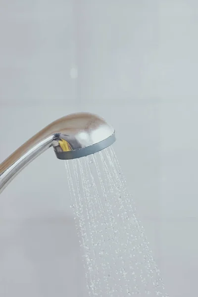 Pomme de douche avec eau courante. Eau coulant de la tête de la douche dans le bain — Photo