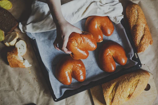 Konsep makanan. Jenis roti yang berbeda. Pemandangan bagus. Ruang kosong untuk teks — Stok Foto