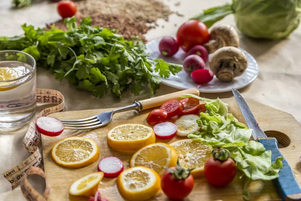 Latar belakang makanan vegan sehat dengan potongan papan dan irisan lemon. Tampilan atas ke latar belakang makanan organik dengan potongan papan dan irisan lemon — Stok Foto