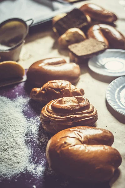 Konsep makanan. Jenis roti yang berbeda. Pemandangan bagus. Ruang kosong untuk teks — Foto Stok Gratis