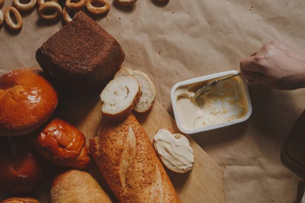 Concetto di cibo. Pane di tipo diverso. Vista dall'alto. Spazio libero per il testo — Foto Stock