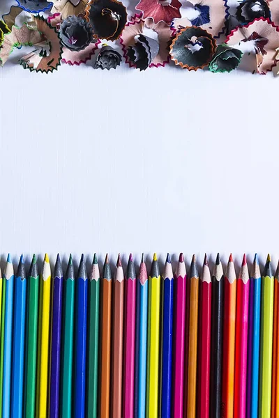 Beyaz kağıt üzerinde renkli kalemler ve çöp — Stok fotoğraf