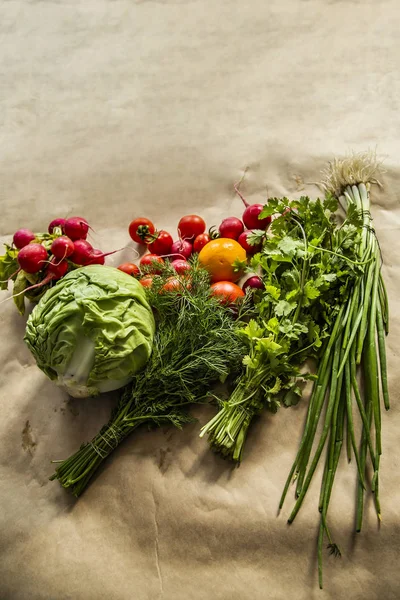 Fondo alimentario saludable. Surtido de verduras frescas sobre fondo de papel — Foto de stock gratis