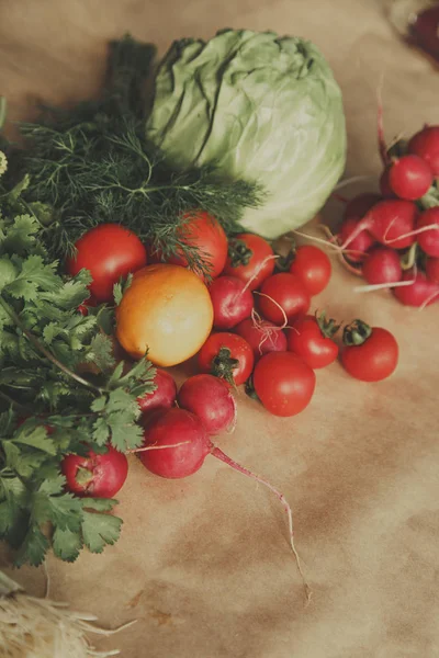 Fondo alimentario saludable. Surtido de verduras frescas sobre fondo de papel — Foto de stock gratis