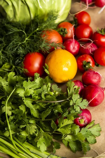 Fondo alimentario saludable. Surtido de verduras frescas sobre fondo de papel — Foto de stock gratis