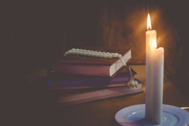 Kur'an-ı Kerim ve ışıklar. Müslümanlar kutsal kitap Kur'an. Kur'an-ı Kerim. Boş alan