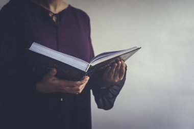 Dua eden genç müslüman kadın. Orta doğulu kız dua ediyor ve Kur'an-ı Kerim okuyor. Kuran okuyan Müslüman kadın