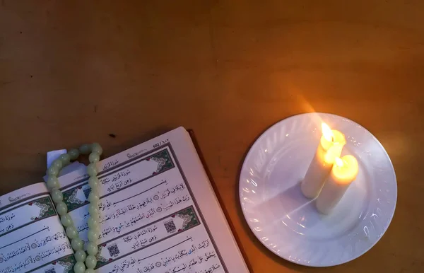 Święty Koran i światła. Muzułmanów świętej księgi Koran. Otwarte strony Świętego Koranu. Wolne miejsce — Zdjęcie stockowe