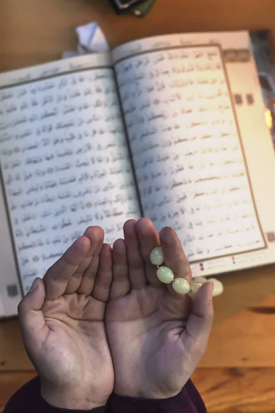 Bidden jonge moslim vrouw. Midden-Oosters meisje bidden en lezen van de Heilige Koran. Moslim vrouw die de Koran bestudeert — Stockfoto